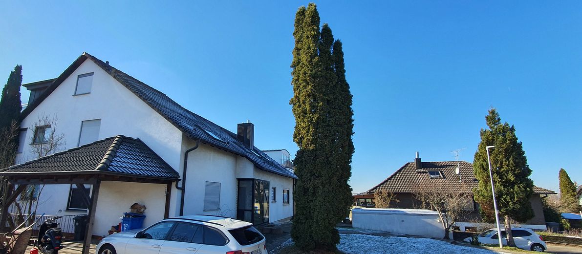 Modernisierte helle 5,5 Zimmer 145 m² EG Whg. / Garten / EBK / ca. 37 m² Süd Terrasse & Markise – Haus von Ost mit Carport