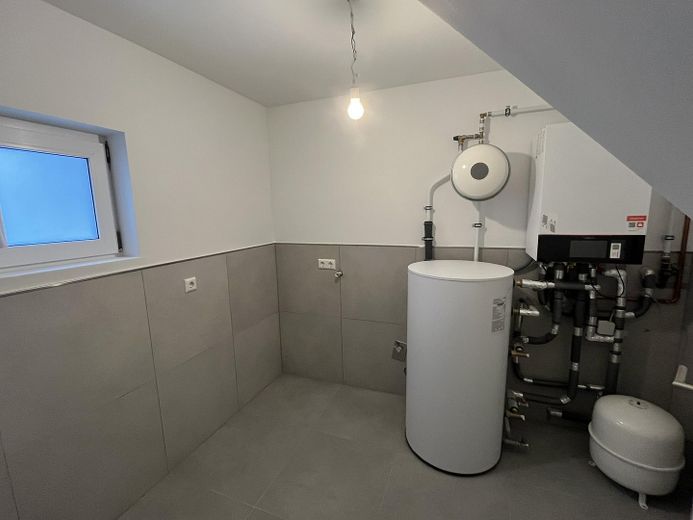 Komplett renoviertes Reihenendhaus mit großem Dachstudio und separatem Garten in Harthausen – Heizung im Gäste WC