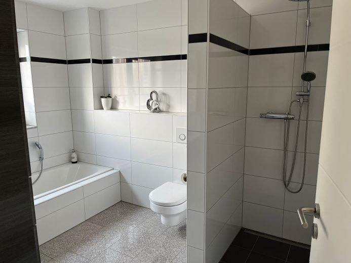 Privatverkauf - Einfamilienhaus mit Wintergarten, PV-Anlage & zwei Garagen in Kerpen-Sindorf – Badezimmer EG