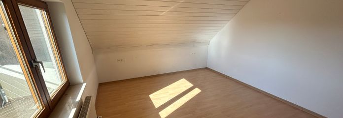 Светлая 3,5-комнатная мансардная квартира, 85 м², южный балкон, встроенная кухня, парковочное место – Вюстенрот – Schlafzimmer