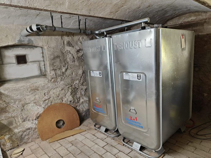Landhuis met bijgebouwen op een perceel van meer dan 6.000 m² in een droomachtige, afgelegen ligging  - provisievrij – Keller Öltanks