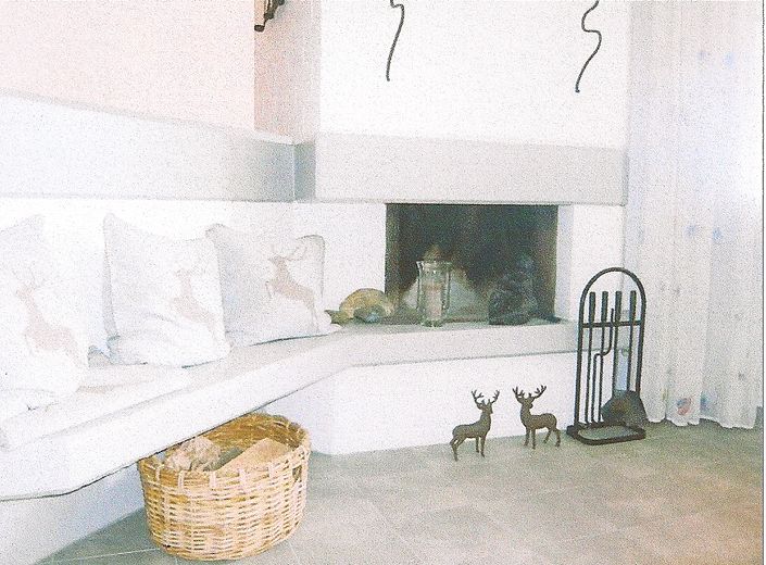 Wohnzimmer Kamin mit Ofenbank