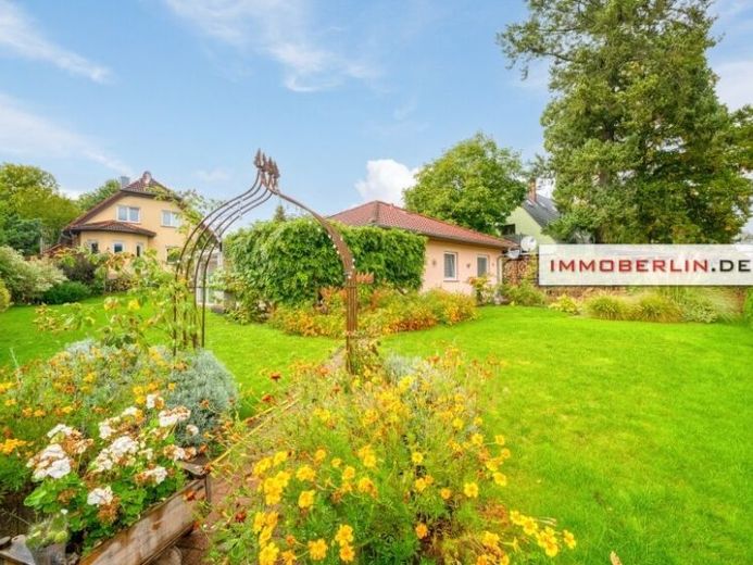 IMMOBERLIN.DE - Entzückender Bungalow mit Gartenidylle & Wintergarten im Berliner Speckgürtel – Foto 1