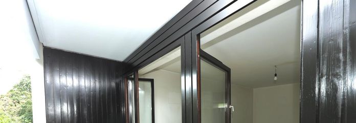 Appartement d’une pièce avec cuisine, salle de bains et balcon donnant sur la verdure, sur la Kaiserallee – Balkon mit Blick ins Zimmer