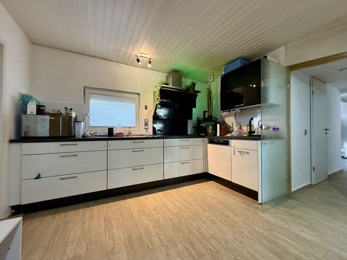 Fröndenberg-Ardey: Attraktives und solides Wohnhaus in Privatstraße mit drei vermieteten Einheiten! – Wohnung 1: Küche