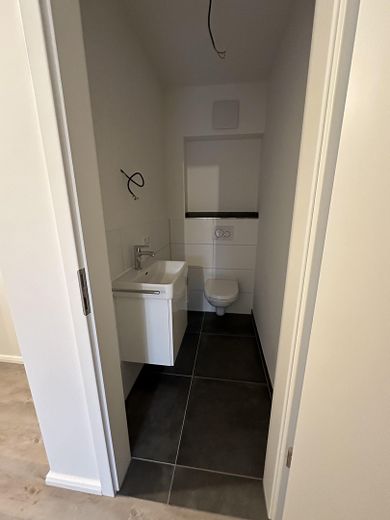 Neubau-Erstbezug: 5 Zimmer Reihenhaus, 110 m², Garten, Terrasse, Wallbox in Neumünster-Gadeland – Beispiel Gäste-WC