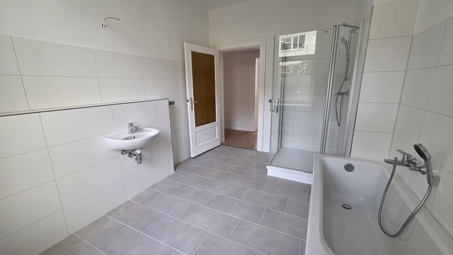 Amplio apartamento de 2 habitaciones, cocina equipada, amplio baño con ducha y bañera, muy luminoso – Bad