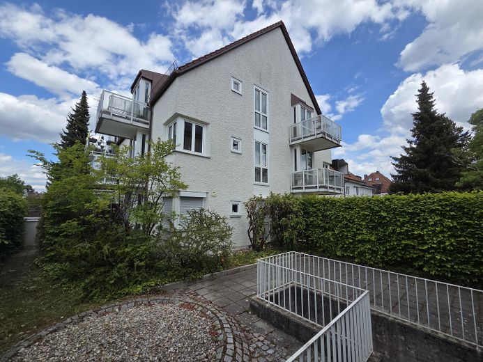 Nähe Waldfriedhof: Möblierte 2-Zimmer Wohnung im EG, kleine Anlage m. Terrasse – Hausansicht
