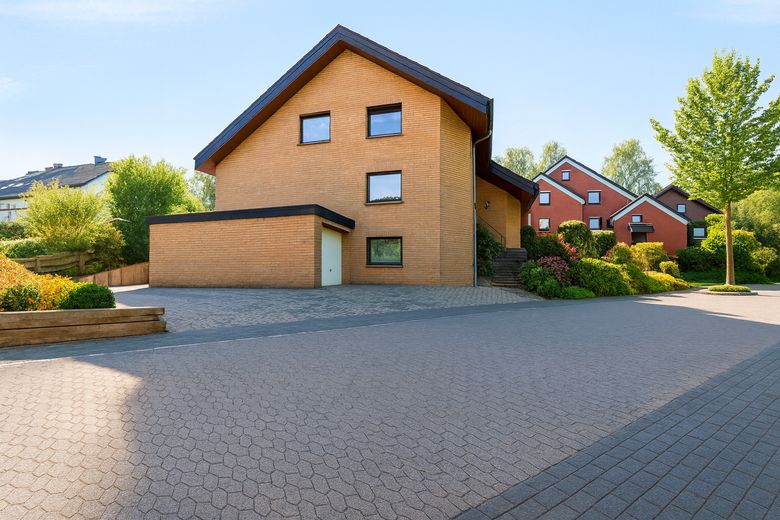 Garage und zwei Stellplätze