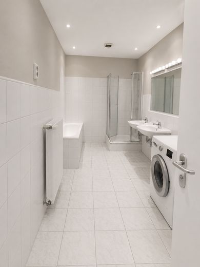 Exklusive Gartenwohnung im energetisch kernsanierten Mehrfamilienhaus – Badezimmer