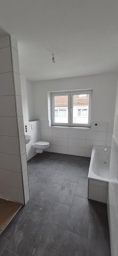 Neubau-Reihenhaus mit Terrasse 140 m² Familienhaus mit sehr niedrigen Energiekosten (EH-40 + PV) – Bad