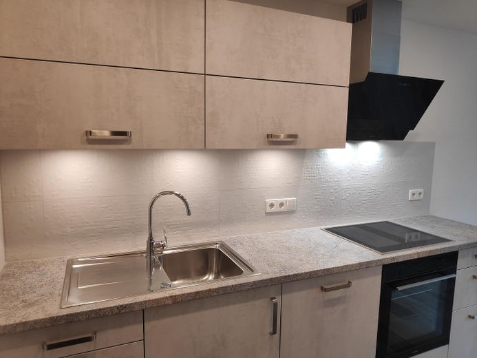 Appartamento al piano rialzato a Neuhausen, 3 1/2 locali, completamente ristrutturato, cucina componibile, Internet 1 Gb/s, 800 m fino alla S-Bahn – Foto 9