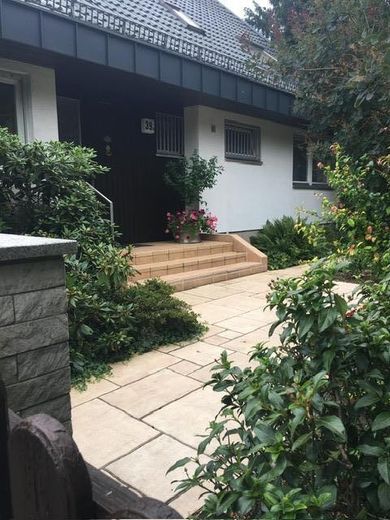 Ekskluzywny dom szeregowy skrajny w stylu bungalow z antresolą, basenem i wymarzonym ogrodem – Hausansicht
