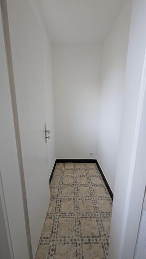 Şehrin eteklerinde bol ışık alan 3 odalı daire – Fotoğraf 6