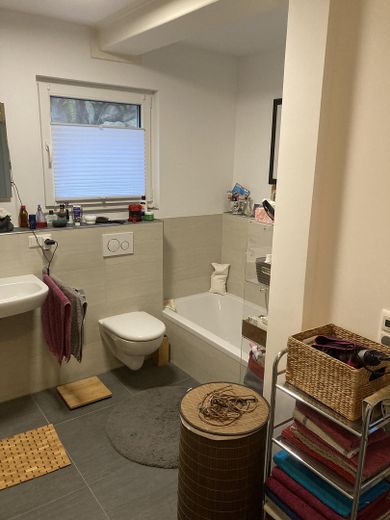 Bad 1. Bild/ Wanne und WC