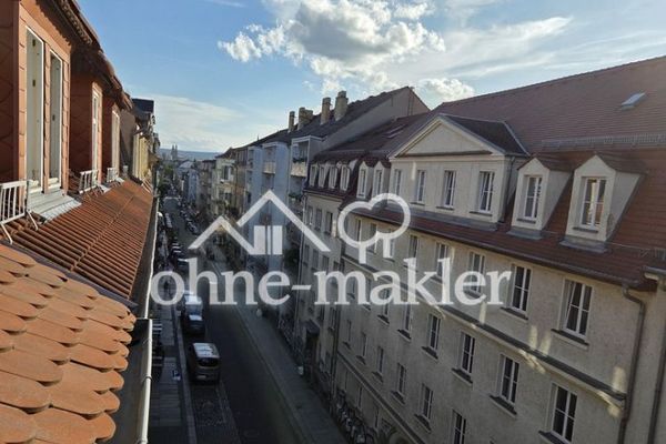 Frisch Saniert! Über den Dächern der Neustadt mit 1,5 Zimmern