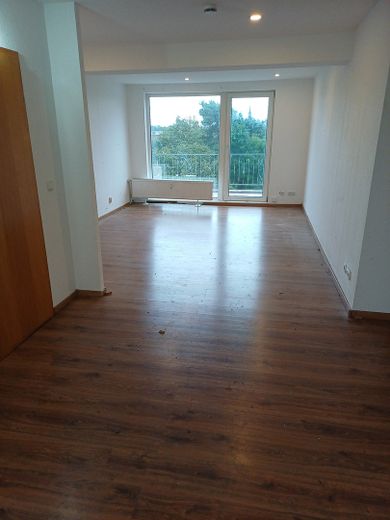 Dortmund-Kirchlinde’de güney balkonlu güzel, yenilenmiş 2 odalı daire 1.11.26 tarihinden itibaren kiralık – Wohnzimmer mit Südbalkon