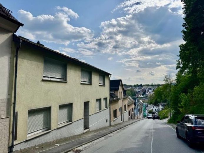 Sofort nach Kauf/Übergabe nutzbares 1-2-Familienhaus mit moderner Brennwert-Therme, Wintergarten, Einbauküche und sonnigem Gartengrundstück zu verkaufen! – Foto 1