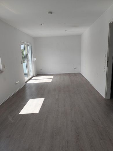 3-Zimmer Etagenwohnung mit Balkon in Tornesch zum Verkauf – Wohnzimmer rechts