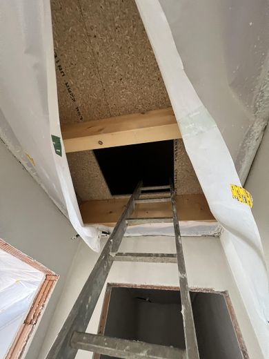 Erstbezug! Großzügige 3-Zimmer Neubau QNG Wohnungen in Langenmosen bei Schrobenhausen! – Dachbodenzugang