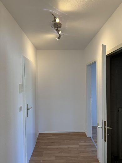 High-quality renovated 2.5-room apartment with balcony & underground parking space in Böblingen – Flur 1