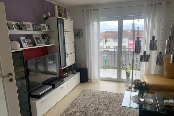 Neuwertige 4 Zimmer Dachgeschosswohnung mit großem Balkon und Einbauküche in Münster Hessen