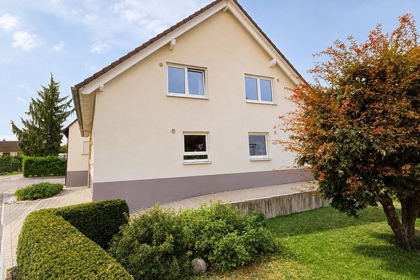 Moderne Doppelhaushälfte mit Garten in Bietingen