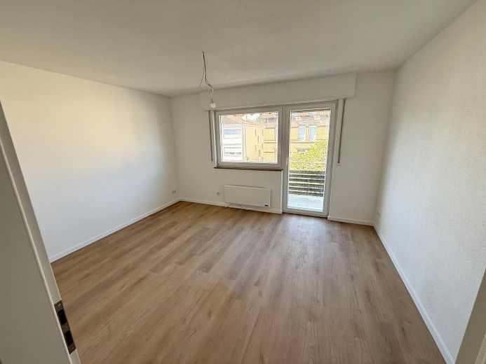 Frisch komplettsanierte 4-Zimmer-Wohnung mit Einbauküche & Balkon in Stuttgart-Bad Cannstatt – Zimmer