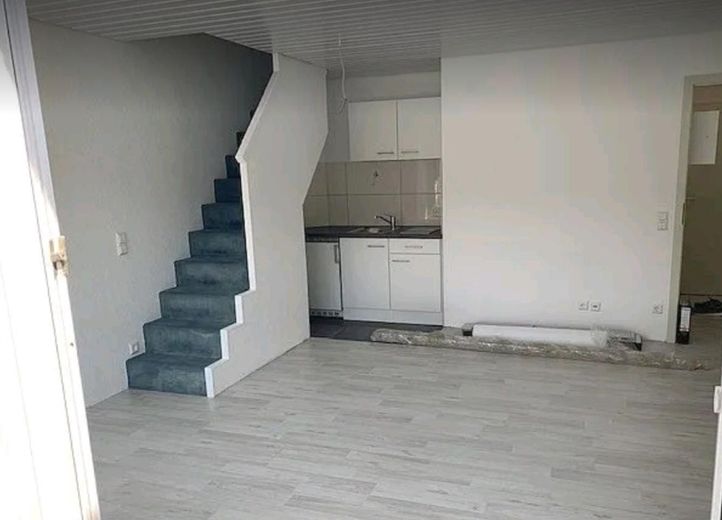 Wohnzimmer mit Treppenaufgang