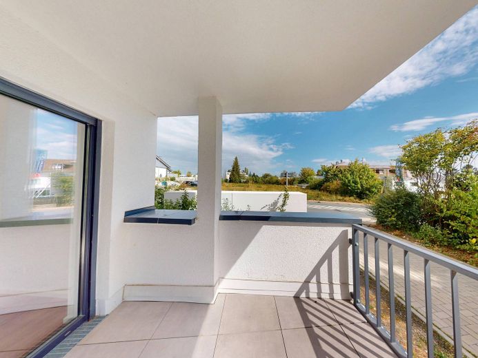 Lichtdurchflutete 3-Zimmer-Wohnung mit EINBAUKÜCHE, BALKON und 2 Bädern – Balkon