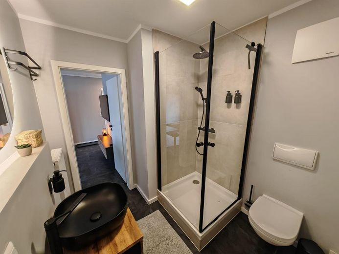 Badezimmer mit Fenster und WM