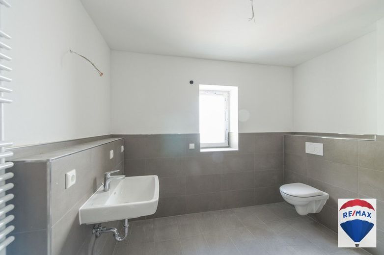 Wohnen im "Bergschloss"
attraktive 1-Zimmer Wohnung in Mistelbach. – Musterfoto Bad2