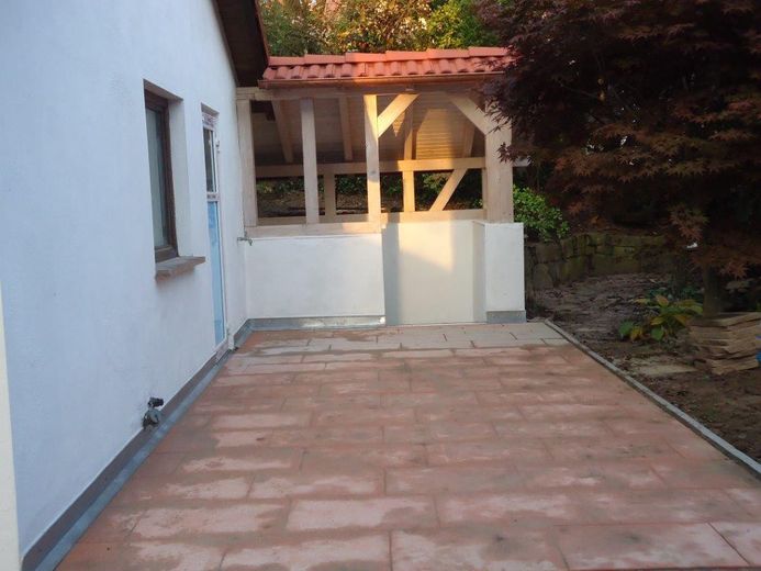Platz neben Garage