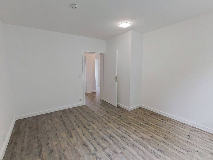 EINZIEHEN UND BIS ZU 3 KALTMIETEN SPAREN: Große 3-Zimmer-Wohnung mit BALKON und EBK in Kappeln-Ellenberg – Ansicht II: Schlafzimmer I