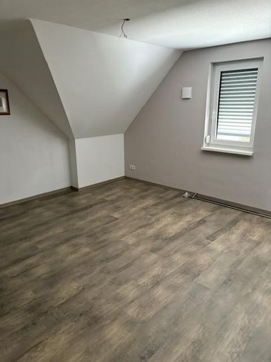 3,5 Zimmer DG- ETW im neuw. 2-FH, 91220 Schnaittach  EB 11/23 incl. Gartenanteil/Garage uvm. – Wohnzimmer ETW2, DG leer