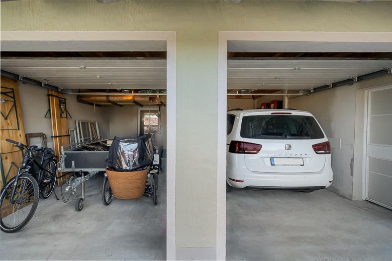 Doppelgarage mit Stauraum