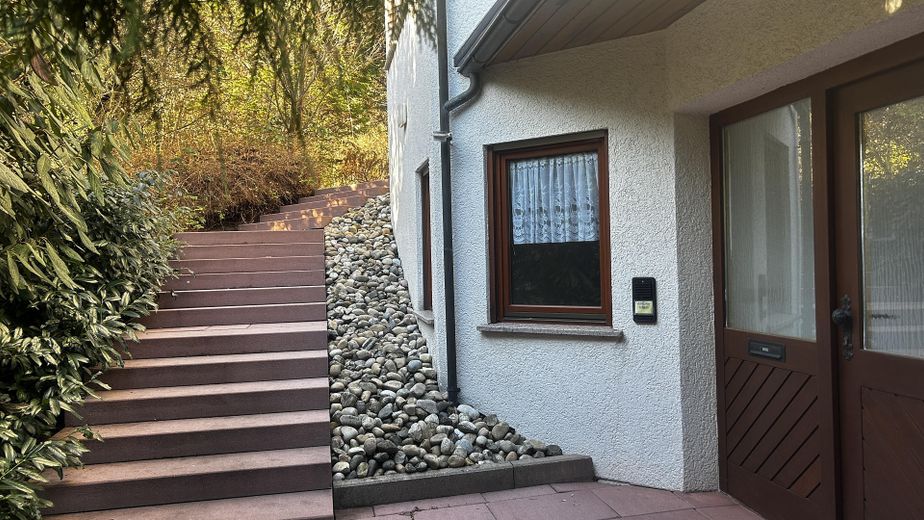Casa con molta luce, spazio e vista. Adatta anche come casa intergenerazionale o con studio professionale. – Aufgang zum oberen Eingang