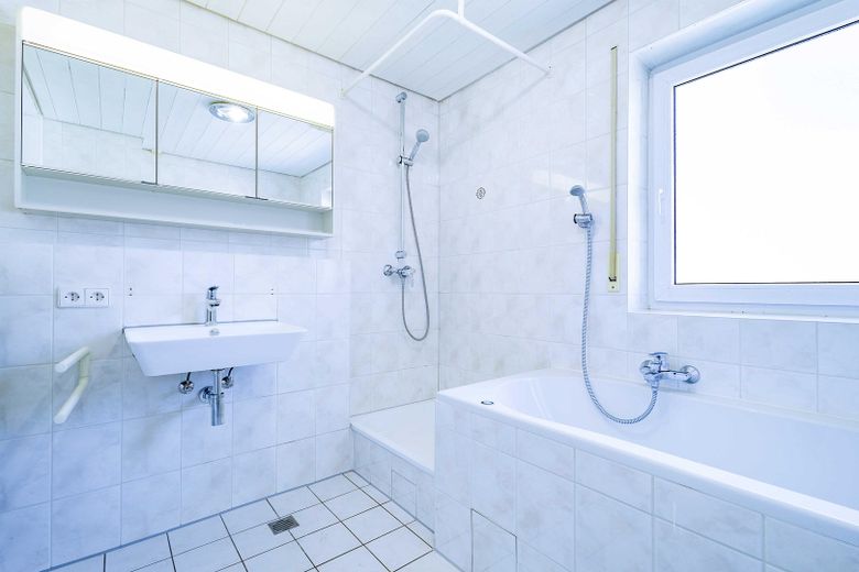 Tageslichtbad Wanne u. Dusche