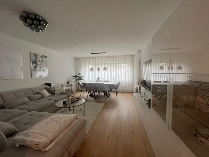 Attraktive 3 Zimmer-Wohnung in Göppingen-Haier. Hochwertig saniert- Garage inklusive – Wohnzimmer