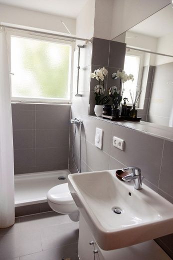 ¡Sin comisión! Tu hogar en Charlottenburg: luminoso apartamento de 3 habitaciones con balcón, cocina equipada y ascensor – Bad mit Fenster
