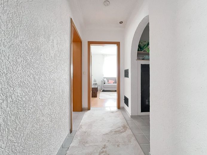 IN RUHIGER LAGE DENKENDORFS - helle hochparterre Wohnung mit Tageslichtbad, SüdbaIkon und Stellplatz – Flur