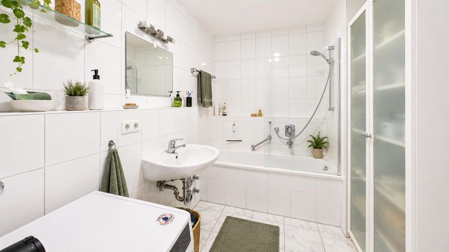 Privatverkauf – Stilvolle Gartenwohnung mit Tiefgarage in begehrter Münchner Lage – Badezimmer