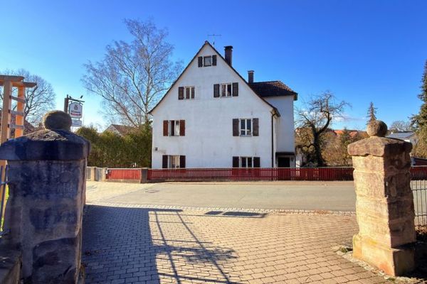 Historisches Mehrfamilienhaus im Ortskern von Uttenreuth – Sanierungs-AfA möglich