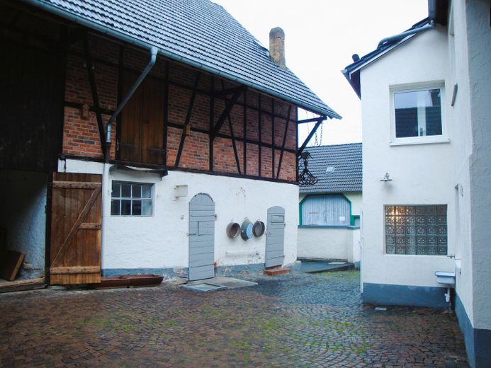Wohnhaus in Idstein-Heftrich mit großem Innenhof, Scheune und Nebengebäuden – Innenhof