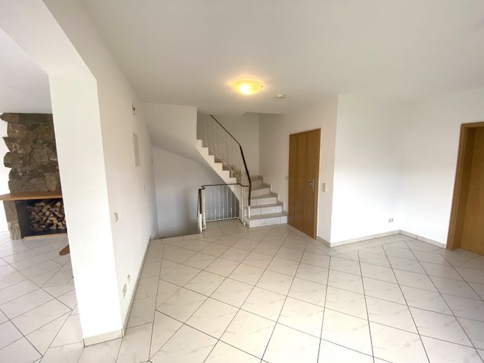 DHH ca. 170 qm Wohnfläche zuzügl. Nutzfläche, sowie Balkon Carport Stellfläche Garten – Esszimmer Blick zum Treppenber