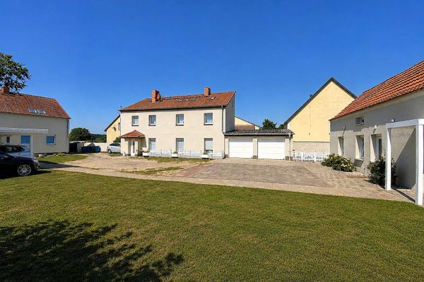 Spacious three-sided courtyard property - multigenerational living - live in & rent out