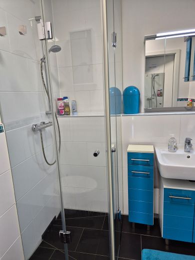 High up on the 5th floor – Super central with extras in Karlsfeld – Glasdusche