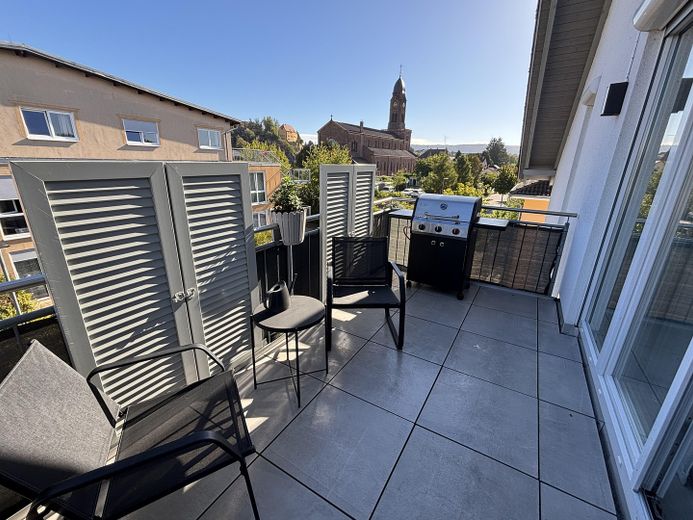 Hoogwaardig gemoderniseerd 3-kamerappartement op de bovenste verdieping met balkon, garage & parkeerplaats – Balkon mit Keramikplatten