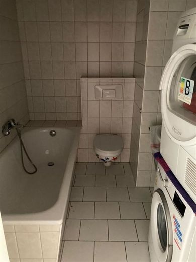Gemütliche 3-Zimmer mit Laminat, Wannenbad und Einbauküche in guter Lage! – PHOTO-2022-12-09-11-09-36_5