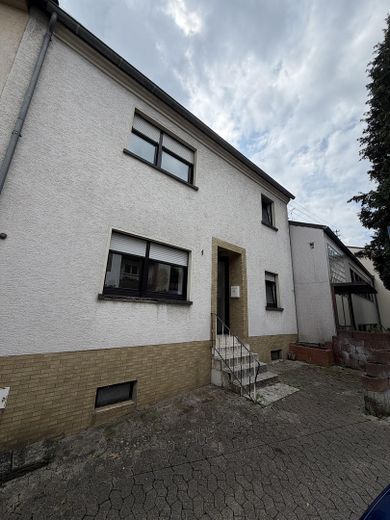 Per direct beschikbaar: ca. 184 m² verdeeld over 3 verdiepingen – als eengezinswoning of 2 appartementen – Vorderseite Haus